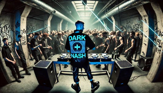 Hardtechno-DJ im Berliner Bunker mit DARKXNASH-Shirt, tanzende Crowd in schwarzen Outfits, Doc Martens und subtilen kinky Akzenten.