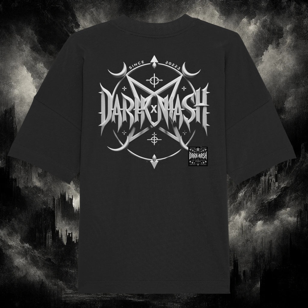Schwarzes Shirt mit silbernem DARKXNASH-Symbol im okkulten Stil, inspiriert von Techno, Metal und Gothic-Ästhetik.