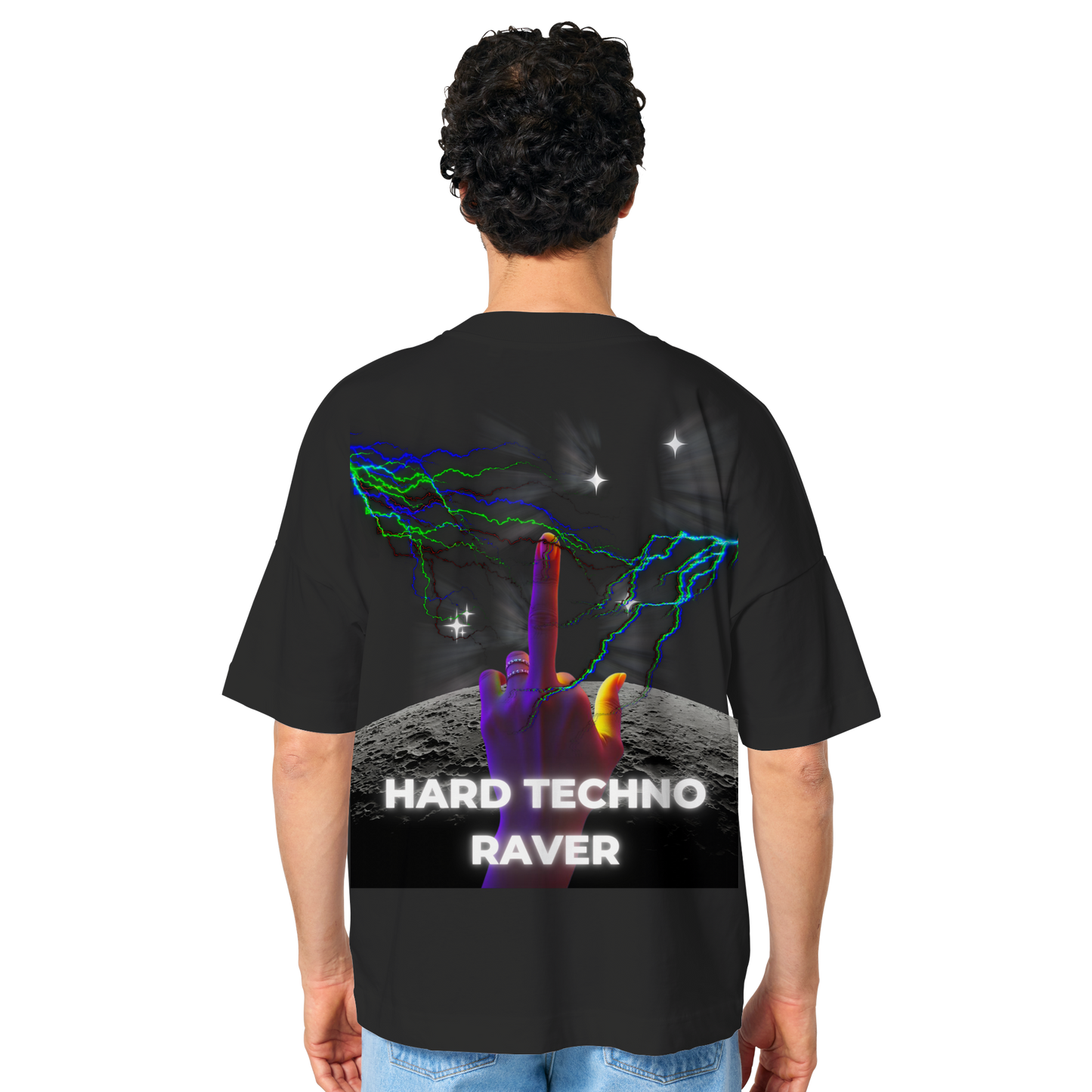 Model trägt ein schwarzes Oversize Unisex-T-Shirt mit auffälligem Backprint: neonfarbene Blitze, eine farbige Hand im Vordergrund und der Schriftzug 'Hard Techno Raver'.