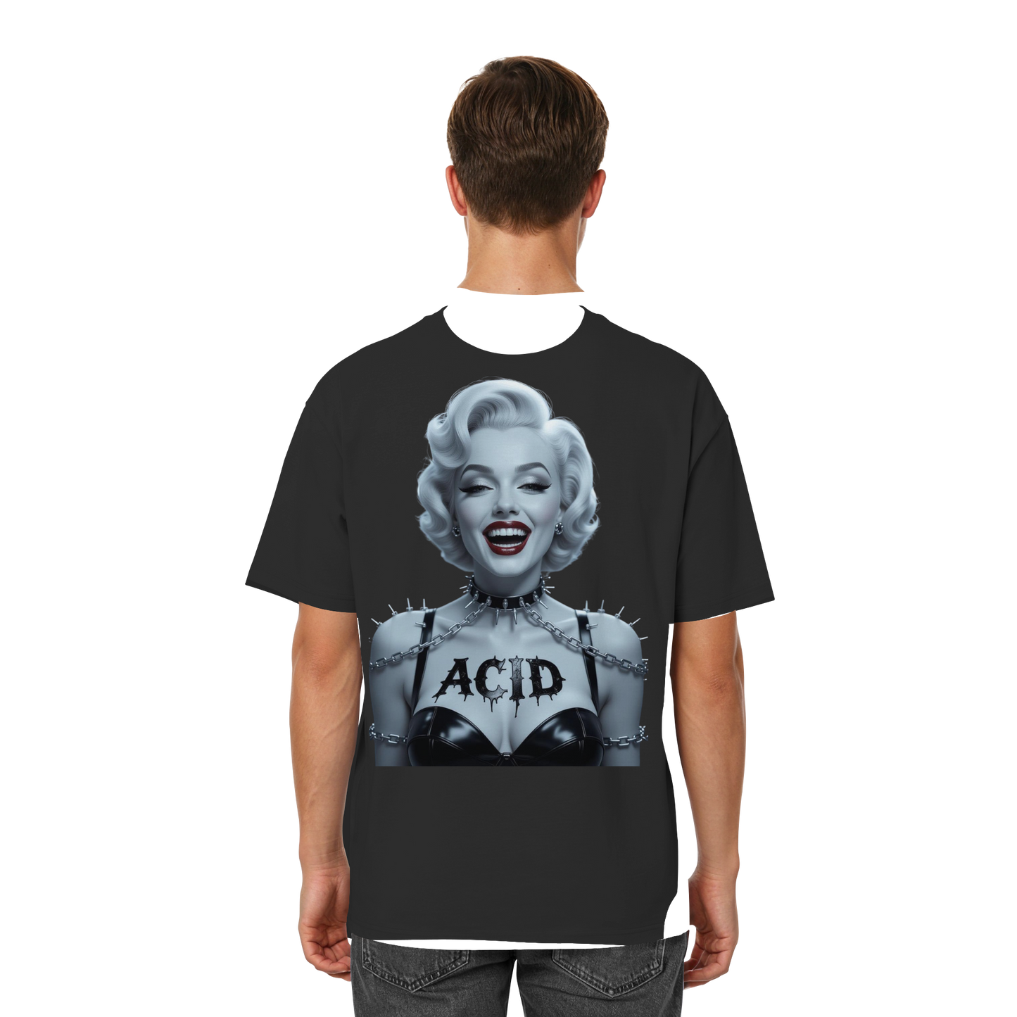 Model trägt schwarzes Oversized T-Shirt mit Acid Marilyn Backprint – monochromes Design mit Chains und boldem Schriftzug.