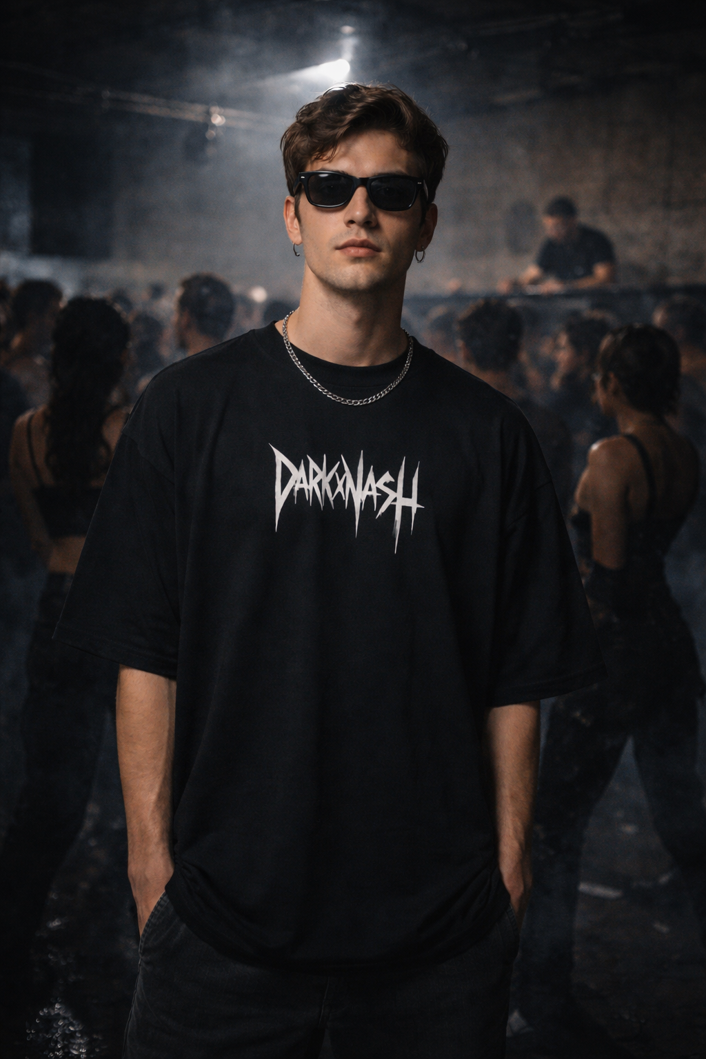 Herren Techno T-Shirt DARKXNASH im Club, schwarzes Shirt mit Logo, Rave Szene, DJ im Hintergrund