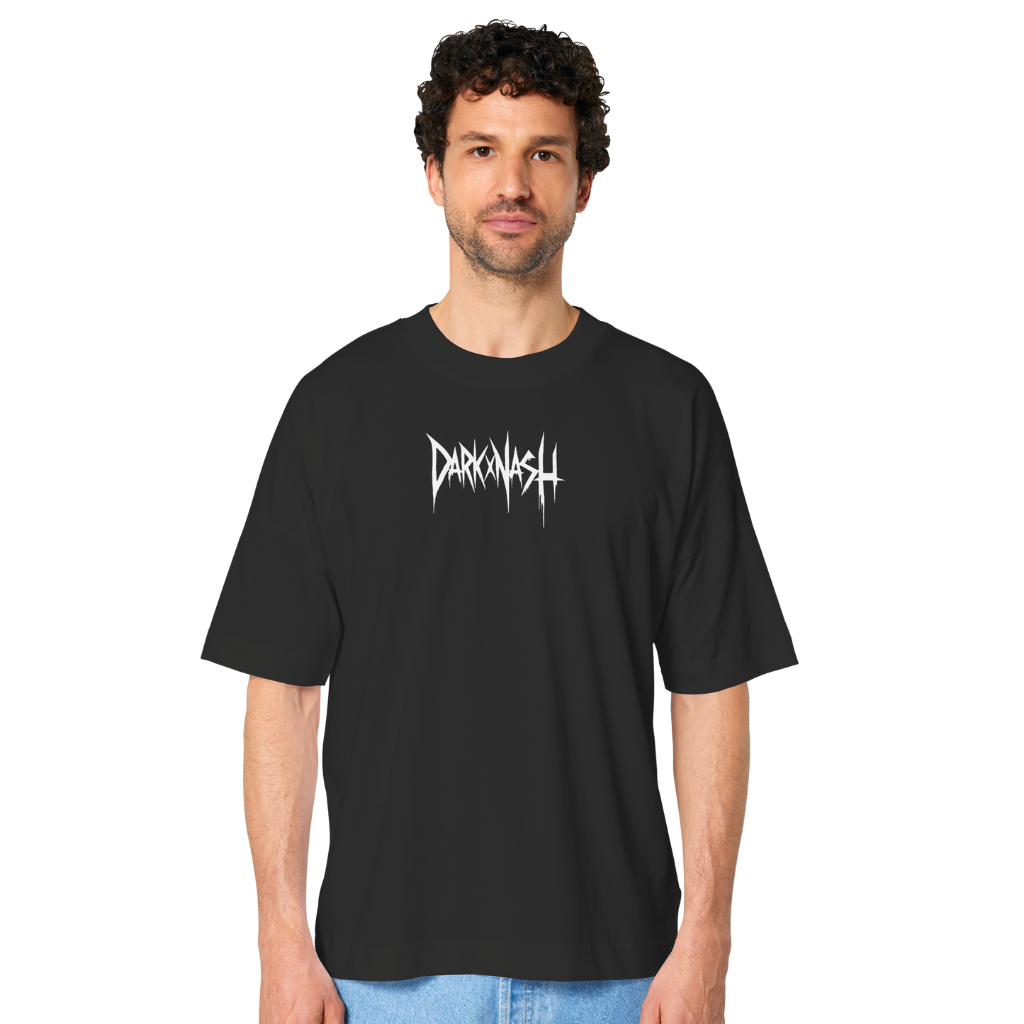 Mann trägt schwarzes DarkXnash T-Shirt mit Logo auf der Vorderseite, schlichtes Design.