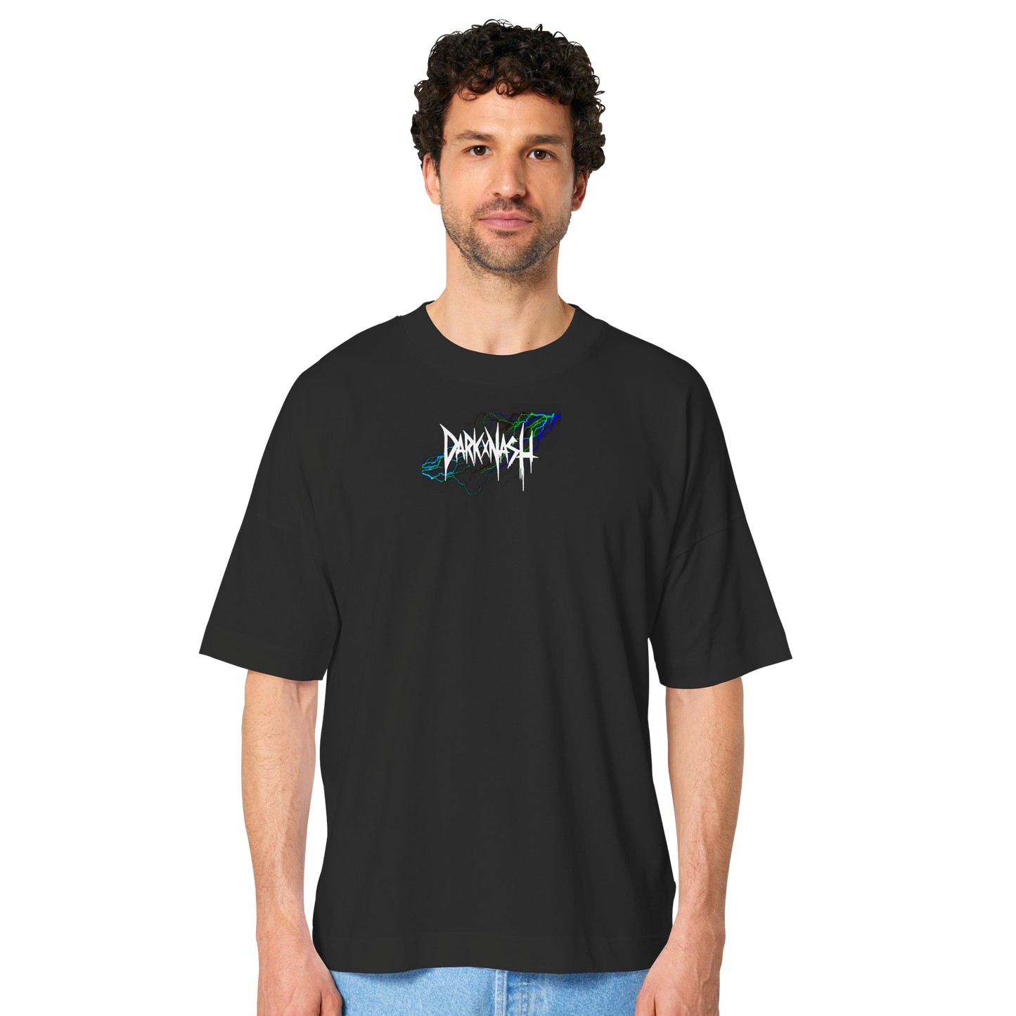 Model trägt ein schwarzes Oversize Unisex-T-Shirt mit DarkXNash-Logo auf der Vorderseite, neonfarbene Details heben das Design hervor.