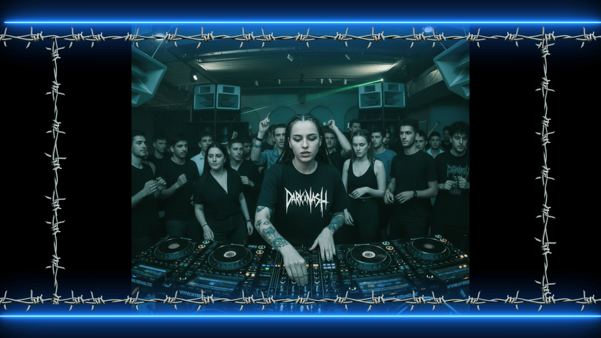 DJ mit DARKXNASH Techno-T-Shirt legt im Club auf, umgeben von Raver*innen in dunkler Techno-Atmosphäre.