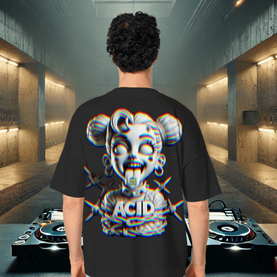Person trägt schwarzes T-Shirt mit auffälligem Acid-Design: Cartoon-Gesicht mit psychedelischen Farben und einem Retro-Techno-Stil, passend für Rave und Techno-Fans.