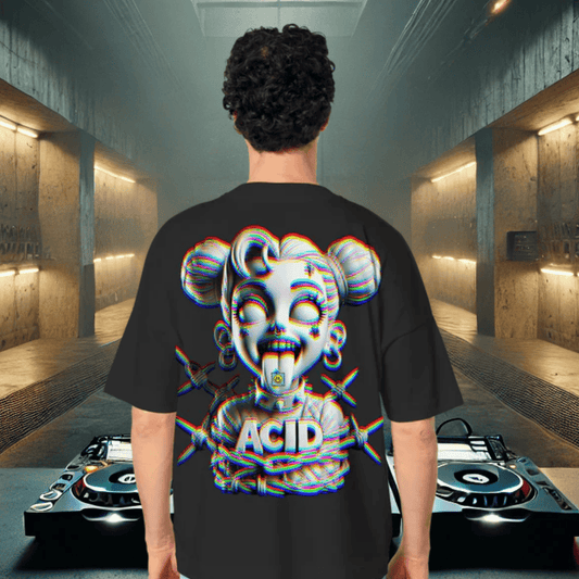 Person trägt schwarzes T-Shirt mit auffälligem Acid-Design: Cartoon-Gesicht mit psychedelischen Farben und einem Retro-Techno-Stil, passend für Rave und Techno-Fans.