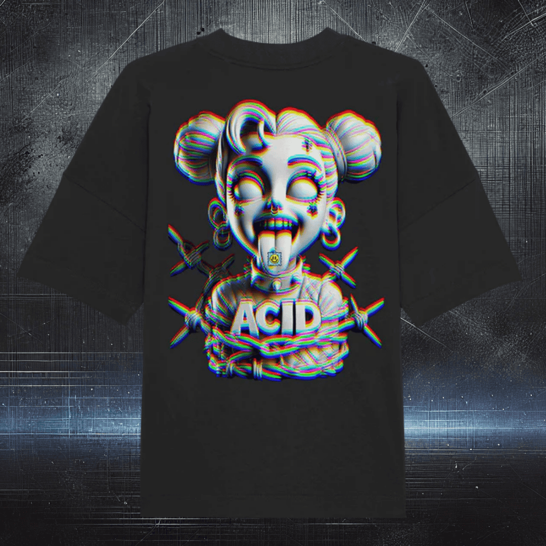 Schwarzes T-Shirt mit auffälligem Acid-Design: Cartoon-Gesicht in psychedelischen Farben, mit herausgestreckter Zunge und Schriftzug 'ACID', umgeben von Stacheldraht – inspiriert von Rave- und Techno-Kultur.