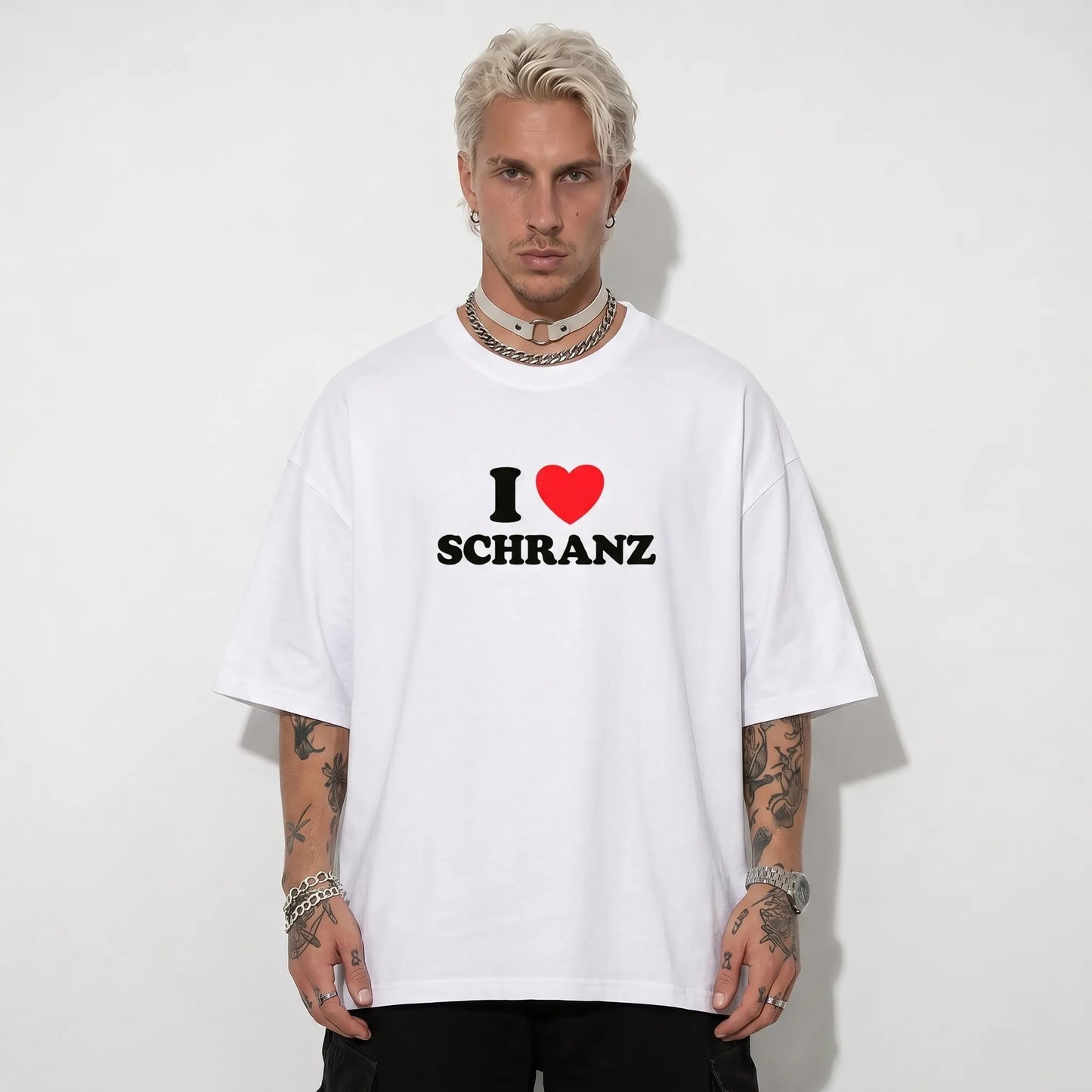 Model trägt I Love Schranz Shirt