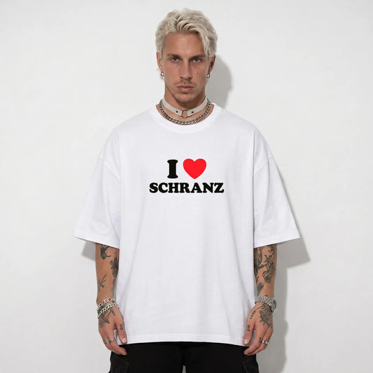 Model trägt I Love Schranz Shirt