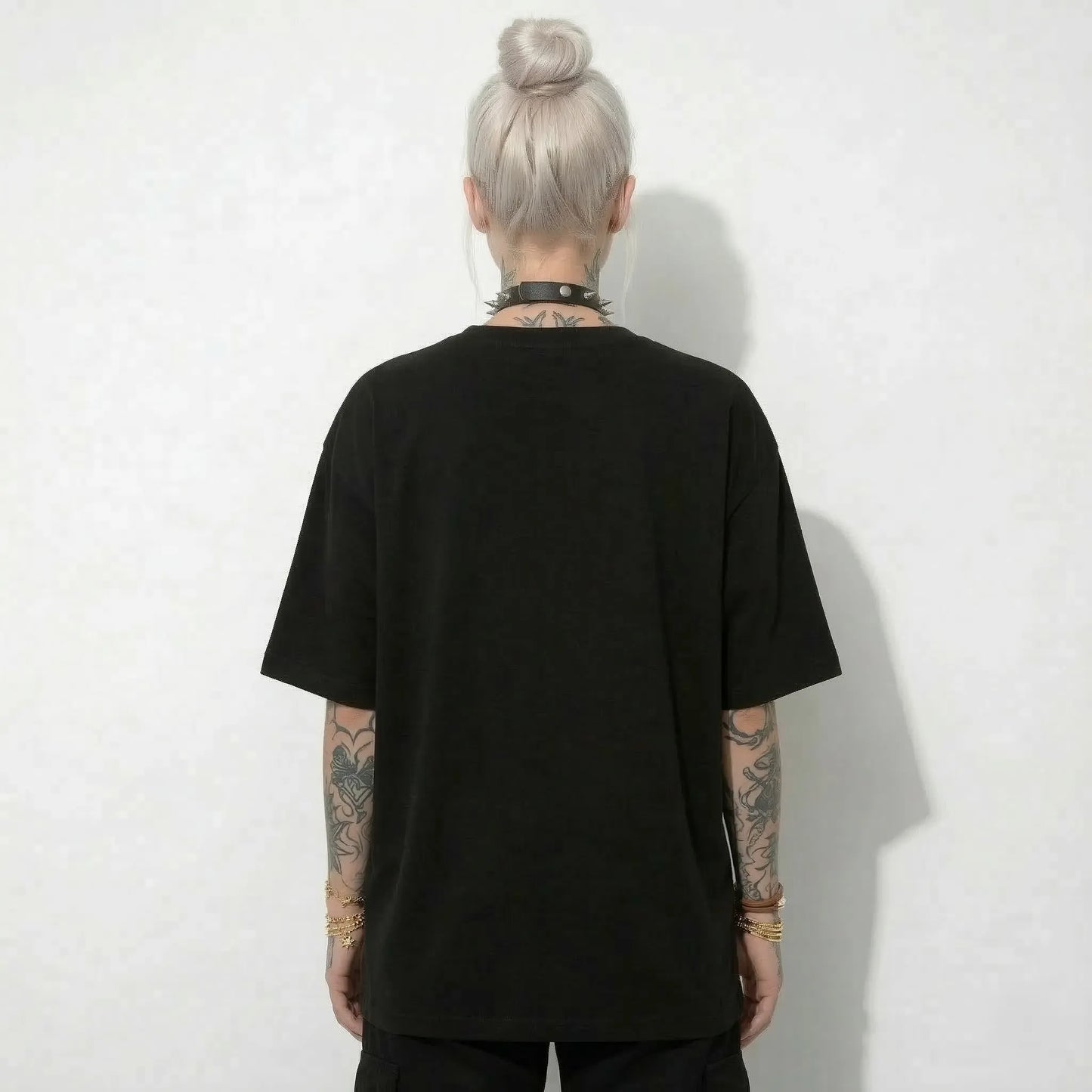 Schwarzes Oversize Shirt Rückseite ohne Print Techno Streetwear T-Shirt Festival Outfit Damen hinten Ansicht