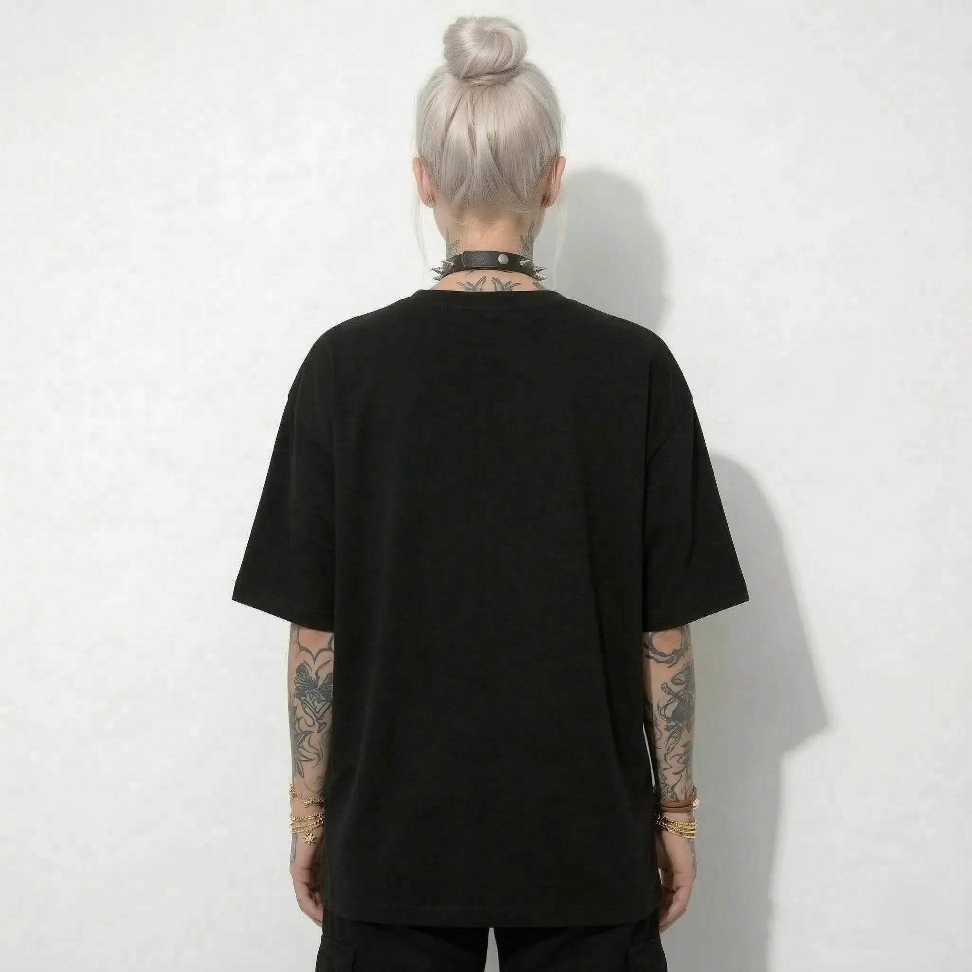 Schwarzes Oversize Shirt Rückseite ohne Print Techno Streetwear T-Shirt Festival Outfit Damen hinten Ansicht