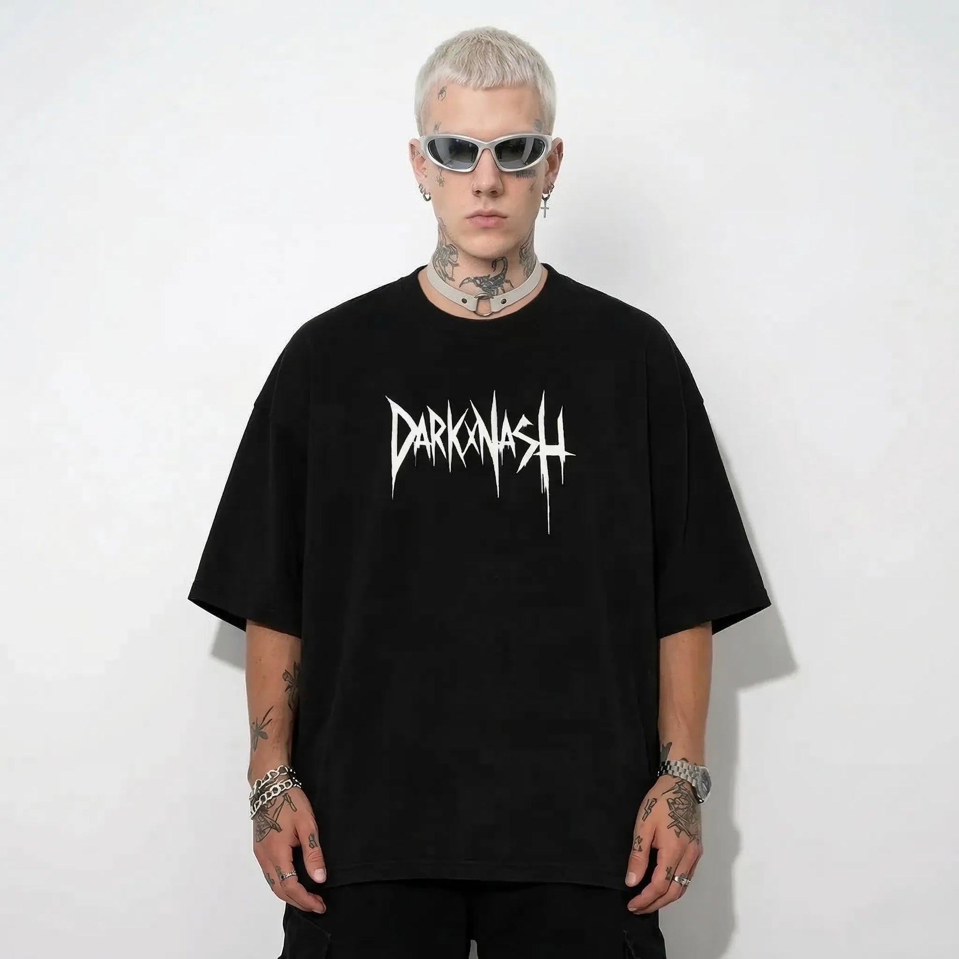 Schwarzes DARKXNASH Oversize Techno Shirt mit weißem Logo Print Rave Streetwear T-Shirt Festival Outfit Herren