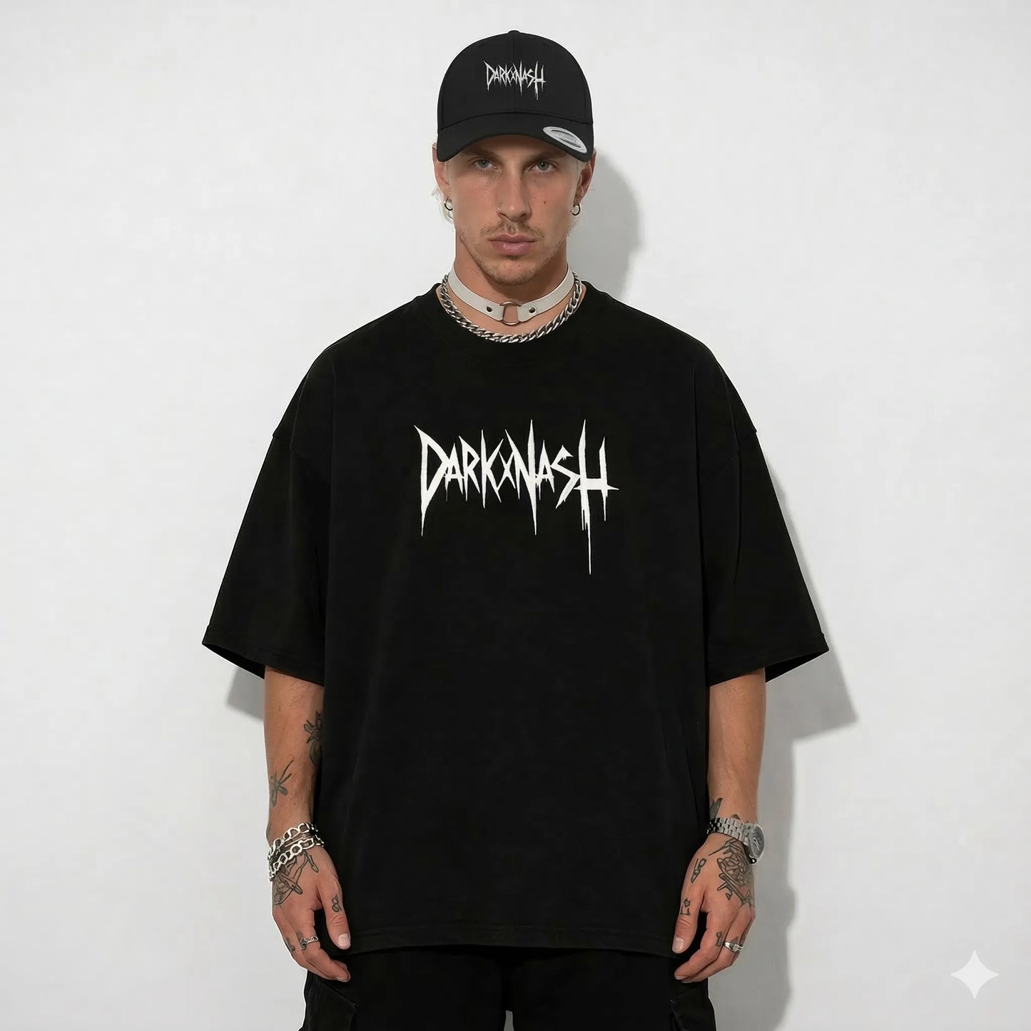 Schwarzes DARKXNASH Oversize Techno Shirt mit Logo Print und Cap Rave Streetwear Outfit Festival Kleidung unisex