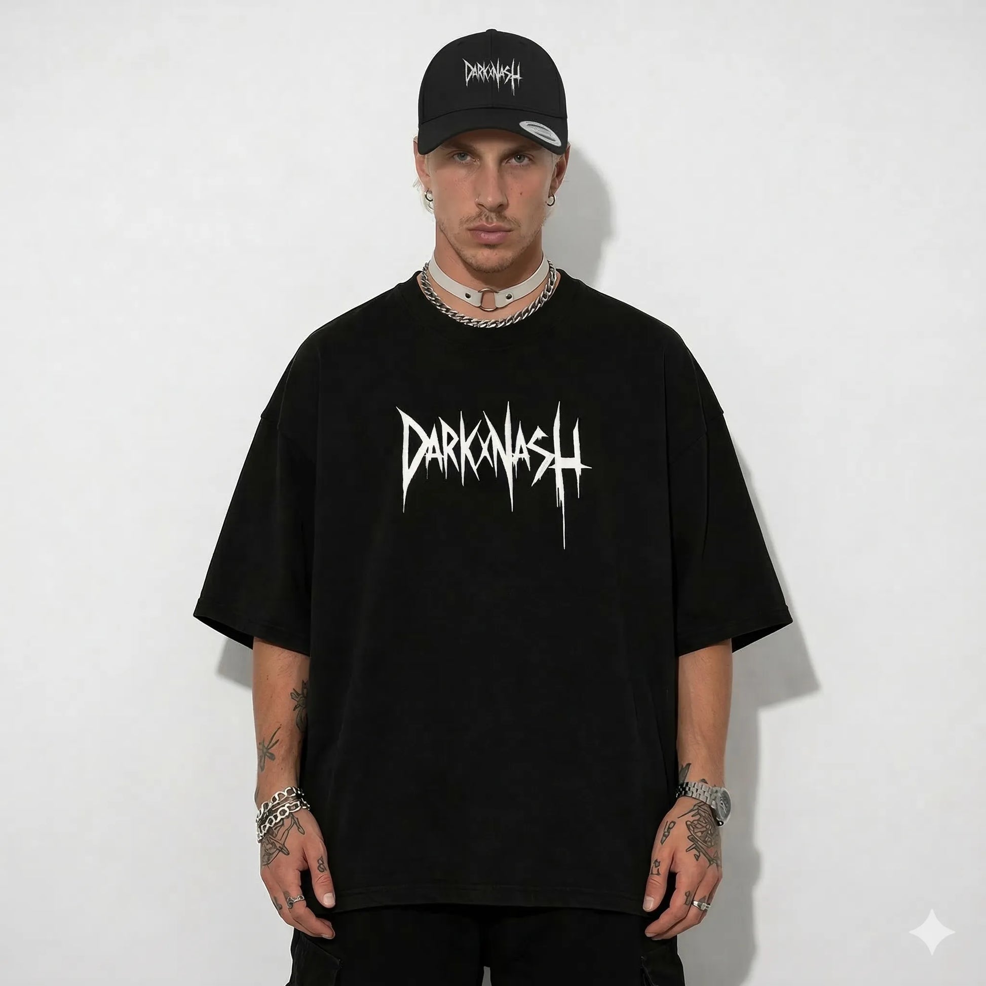 Schwarzes DARKXNASH Oversize Techno Shirt mit Logo Print und Cap Rave Streetwear Outfit Festival Kleidung unisex