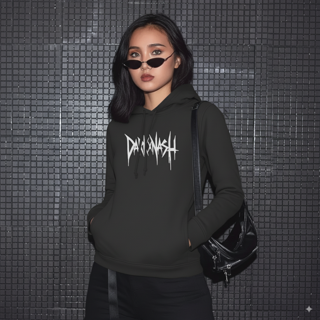 Frau trägt schwarzen Damen Hoodie mit weißem DARKXNASH Frontlogo – Rave Streetwear Outfit für Techno Festival und Club.