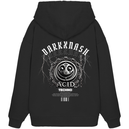 Rückseite eines schwarzen Hoodies mit DARKXNASH-Logo, Acid-Techno-Design, metallischem Smiley, Stacheldraht und Barcode-Elementen. Perfekt für Techno-Fans