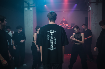 Techno Backprint T-Shirt DARKXNASH im Club, schwarzes Herren Shirt, DJ Set und Rave Crowd, düstere Underground Szene