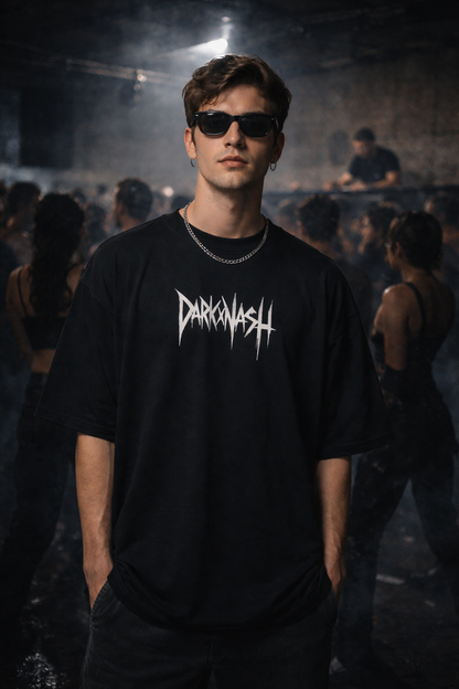 Herren Techno T-Shirt DARKXNASH im Club, schwarzes Shirt mit Logo, Rave Szene, DJ im Hintergrund