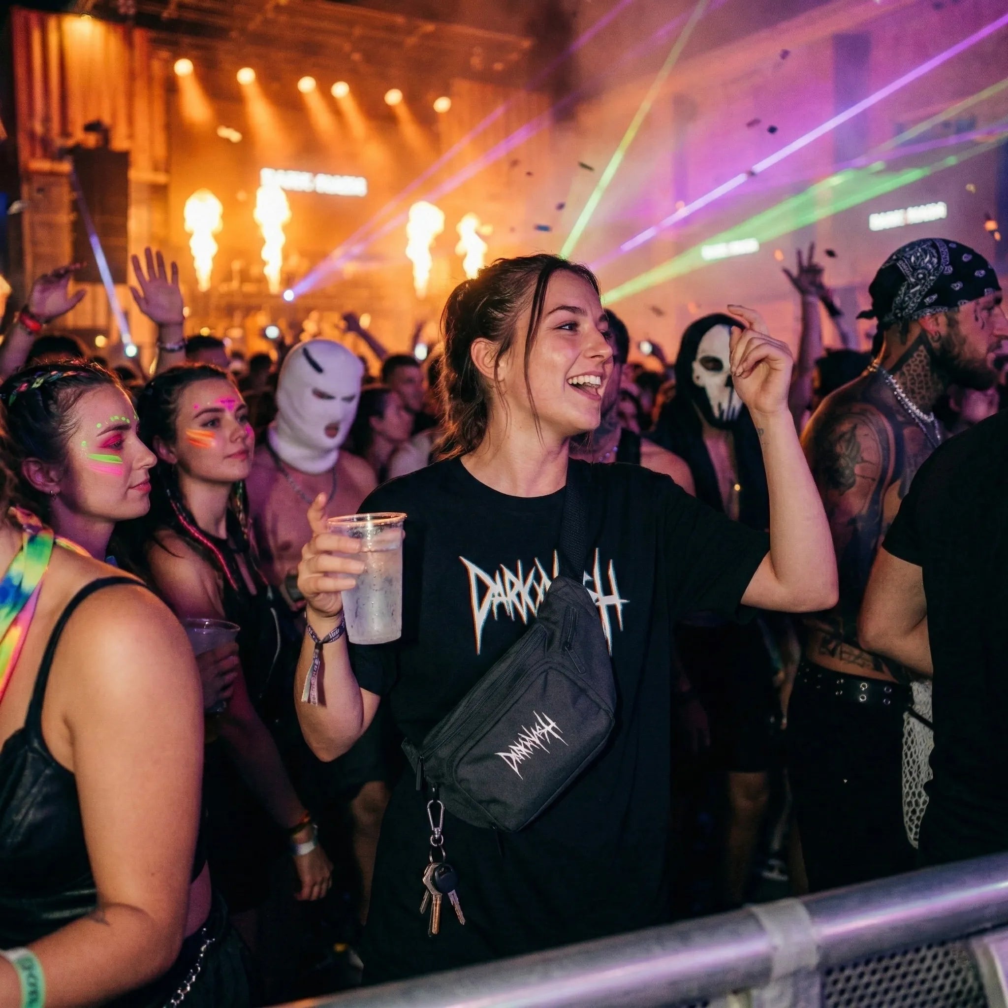 Frau auf Techno-Rave trägt schwarze DARKXNASH Bauchtasche als Festival Bag in einer Crowd mit Laserlicht
