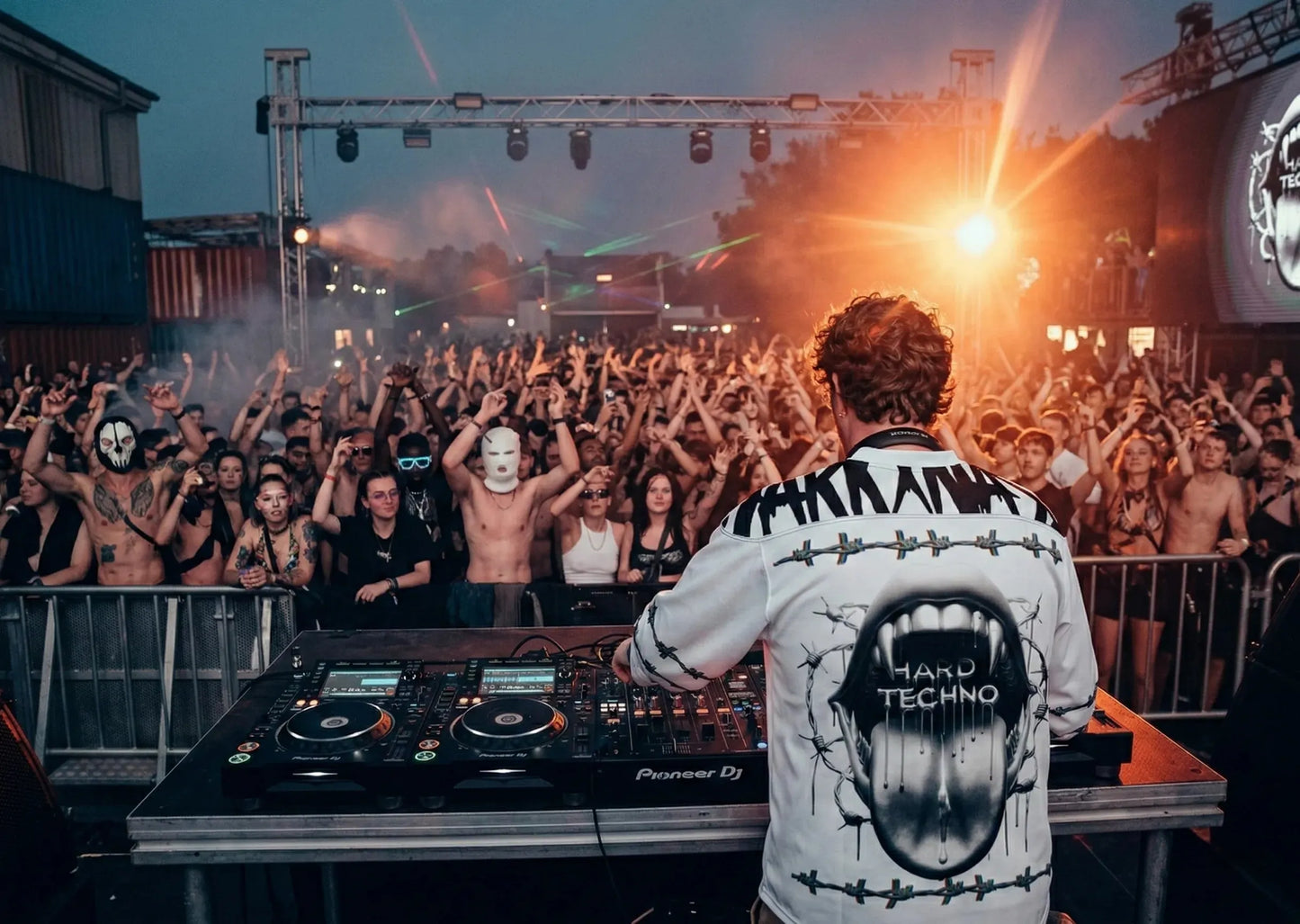 DJ trägt DARKXNASH Hard Techno Rave Jersey vor großer Festival Crowd mit Laserlicht und Techno Bühne.