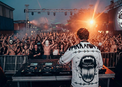 DJ trägt DARKXNASH Hard Techno Rave Jersey vor großer Festival Crowd mit Laserlicht und Techno Bühne.