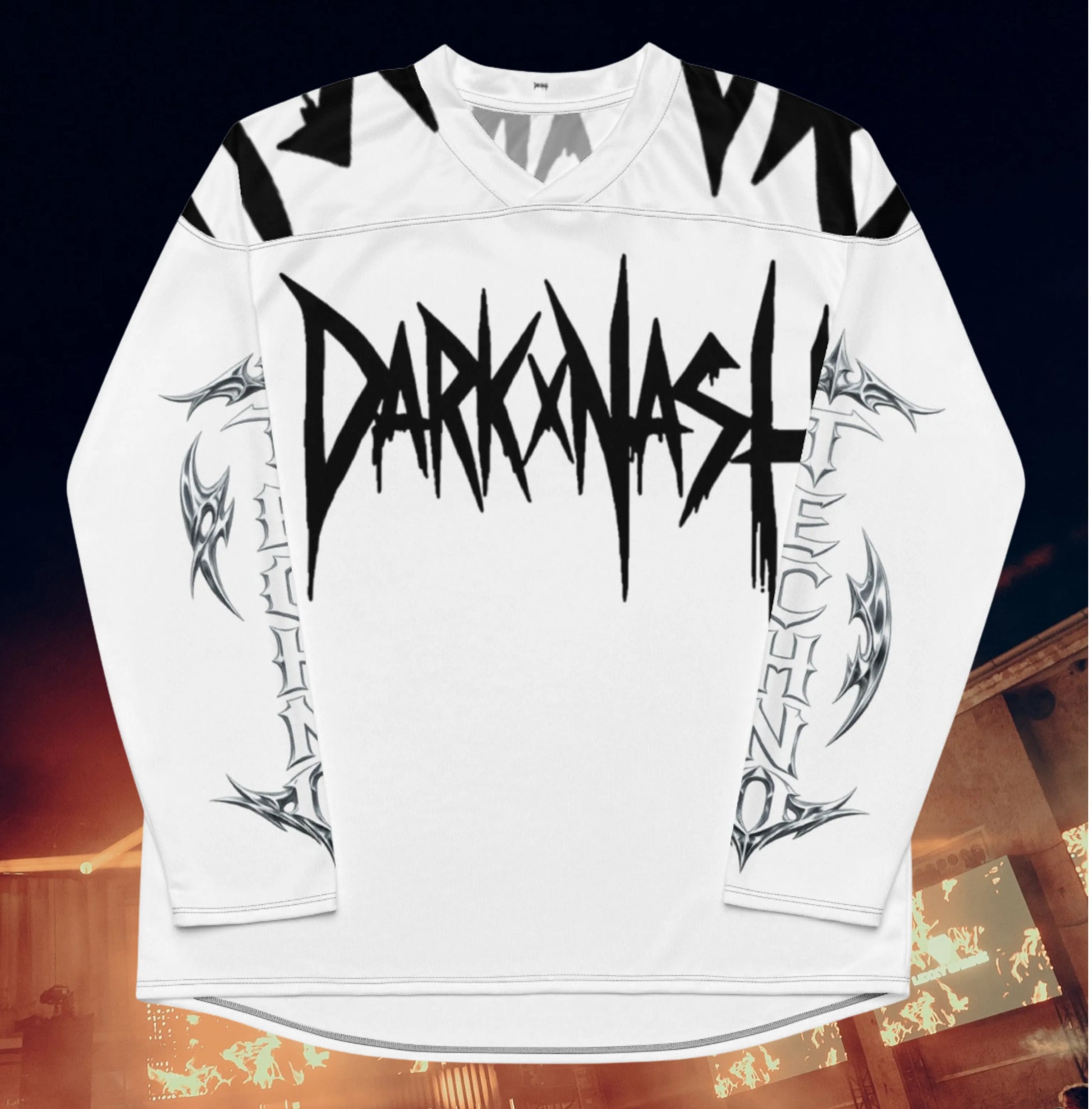 Weißes DARKXNASH Rave Jersey mit großem Frontlogo im Hard-Techno-Stil – Techno Streetwear für Festivals und Raves.