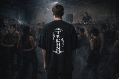Techno Backprint T-Shirt DARKXNASH, schwarzes Herren Shirt im Club, Rave Szene, DJ und Crowd im Hintergrund