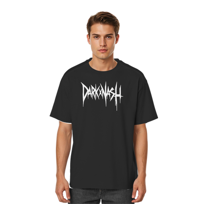 Model trägt schwarzes Oversized Streetwear T-Shirt mit weißem DARKXNASH Logo im Industrial-Gothic Stil.