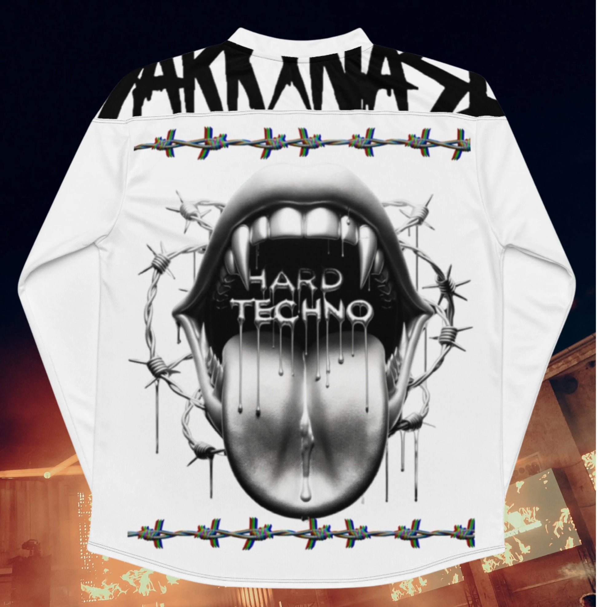 Backprint eines weißen Rave Jerseys mit Hard Techno Schrift, Vampirzähnen und Stacheldraht – Techno Festival Streetwear.