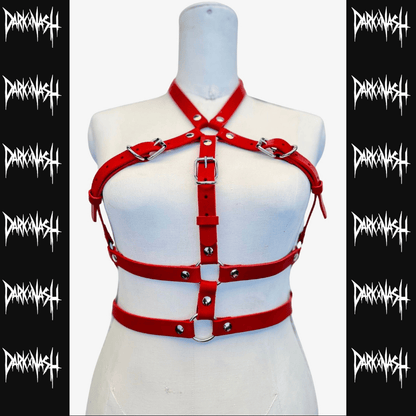 Roter kinky Harness aus Leder auf weißer Büste – Unisex-Design mit verstellbaren Riemen, ideal für Raver und Fetisch-Events.