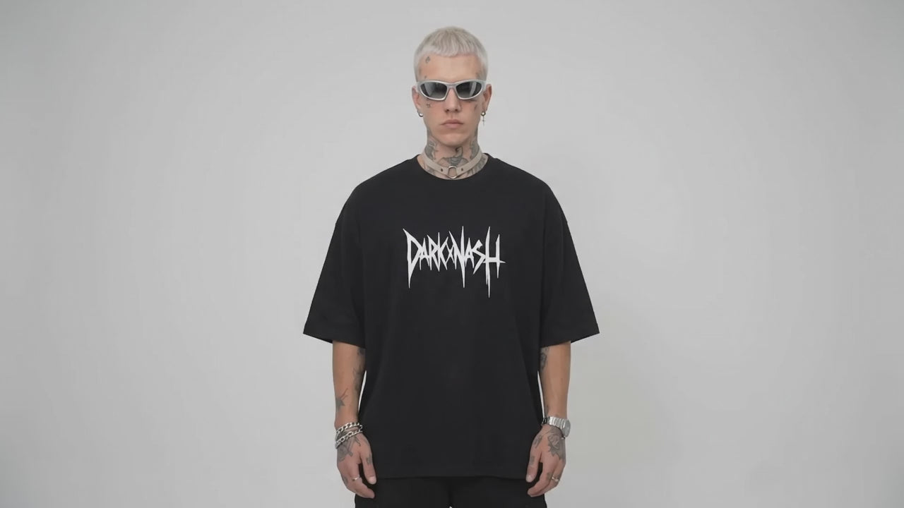 Model trägt DARKXNASH Techno Rave Shirt und Zeigt die gute oversize Passform