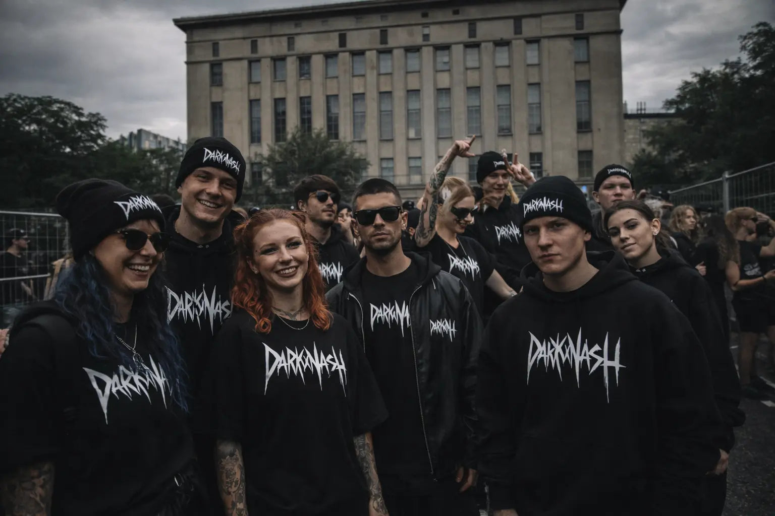 Junge Raver in DarkXNash Streetwear vor dem Berghain in Berlin – schwarze Outfits, Tattoos und authentische Techno-Atmosphäre.
